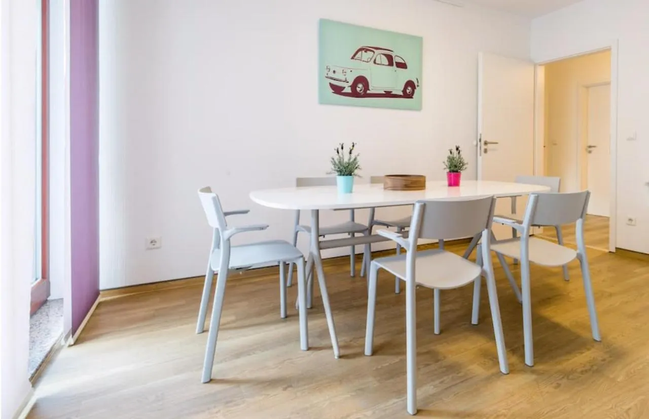 Homefy Oldtown Apartment - 6 People - 2 Bath - Balcony - Top Location Dusseldorf