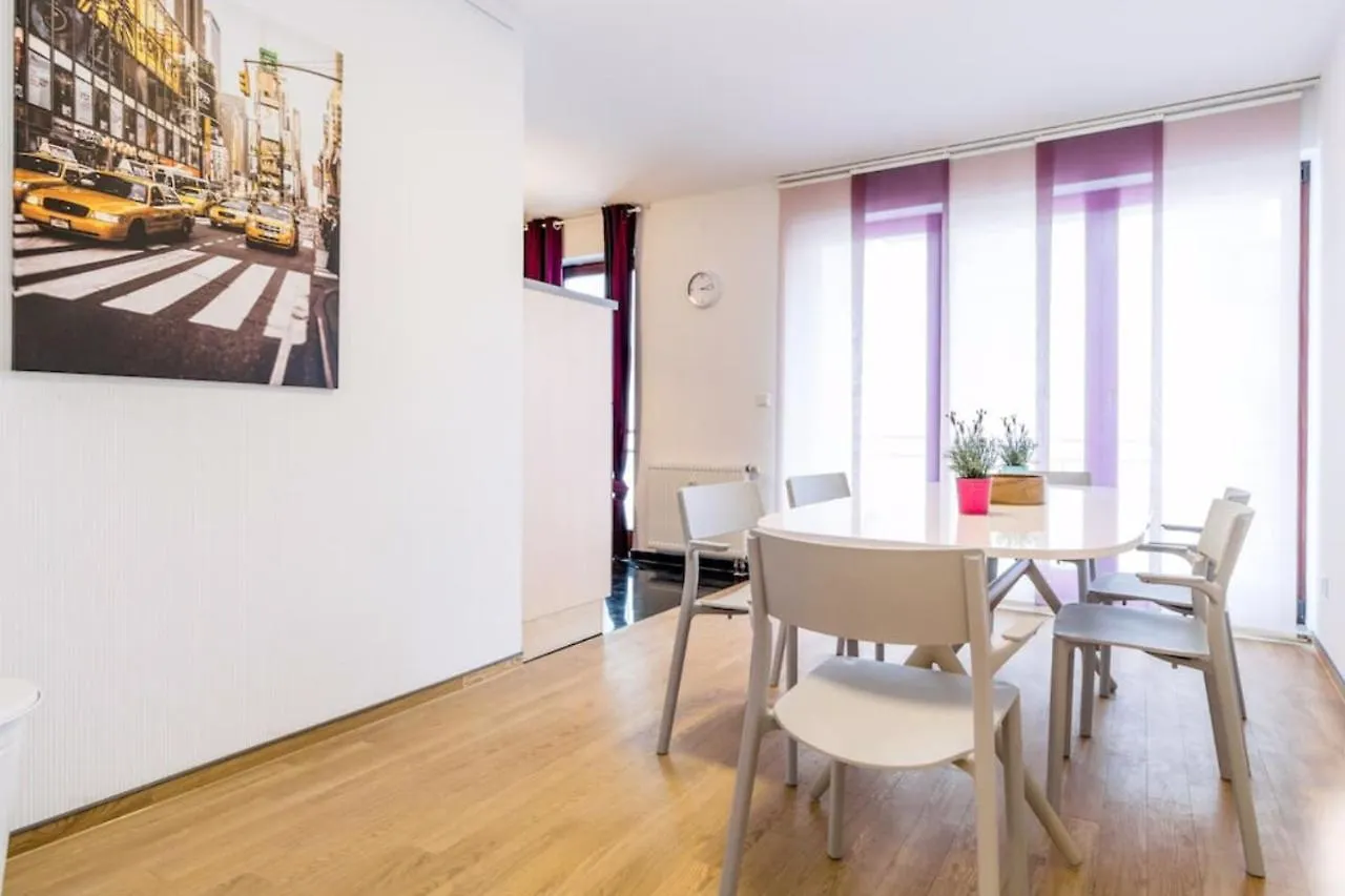 Homefy Oldtown Apartment - 6 People - 2 Bath - Balcony - Top Location Dusseldorf Germany