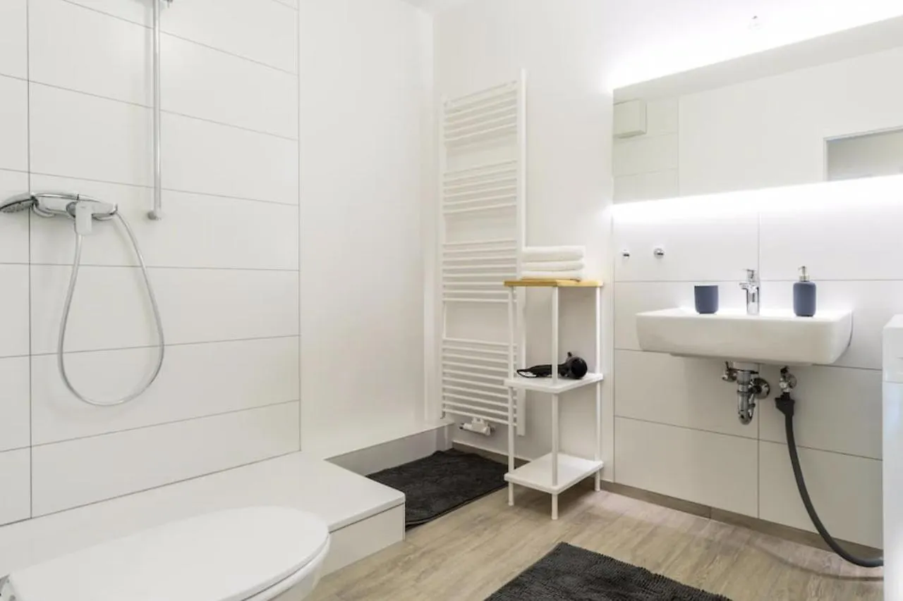 Homefy Oldtown Apartment - 6 People - 2 Bath - Balcony - Top Location Dusseldorf